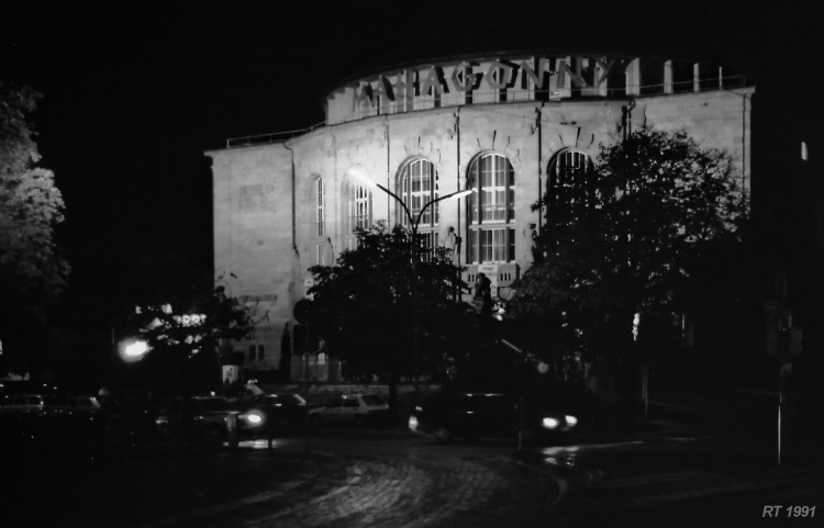 Vorderfront des Stadttheaters nacht
